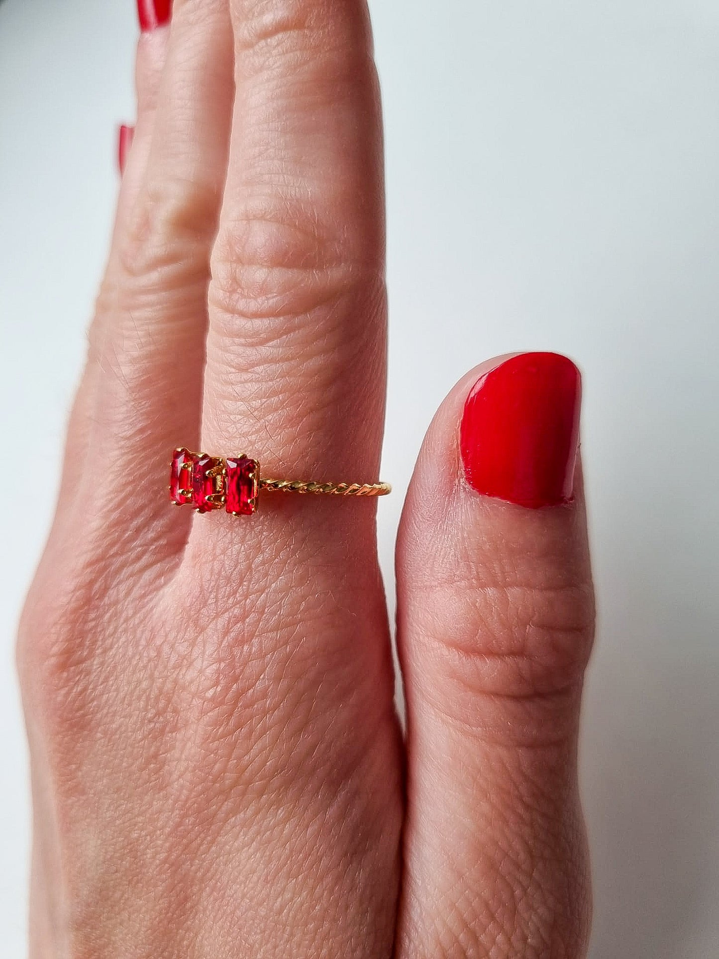 SENNEN THREE STONE RING